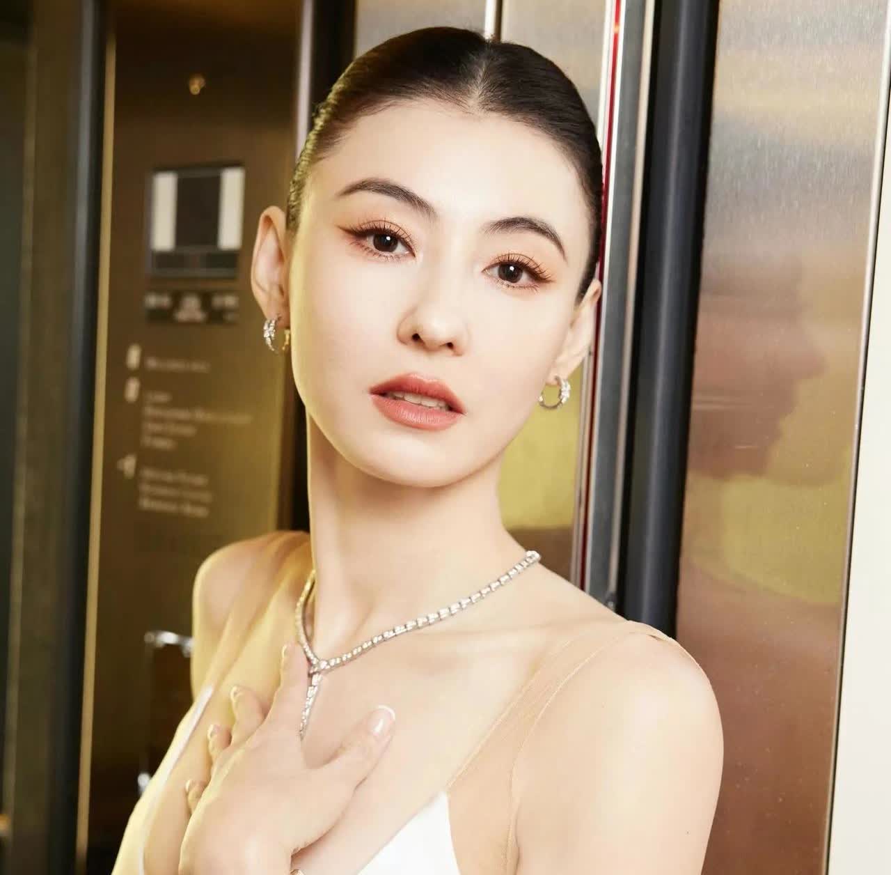 王菲这次真的输了，不是王菲不美了，不是王菲老了，而是张柏芝抓住了谢霆锋的致命点，
