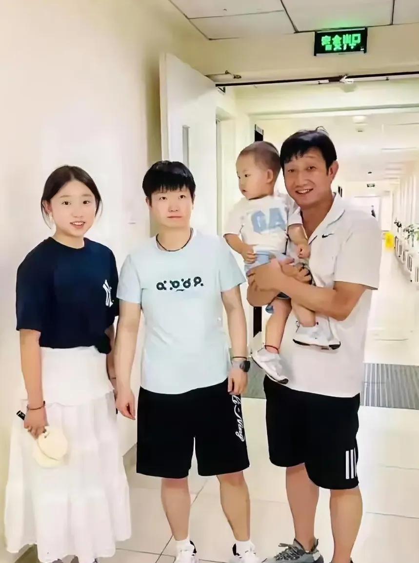 萌娃：小姐姐真漂亮。
莎莎：别过来哈！
萌娃：小姐姐抱抱我。
莎莎：我可抱不动！