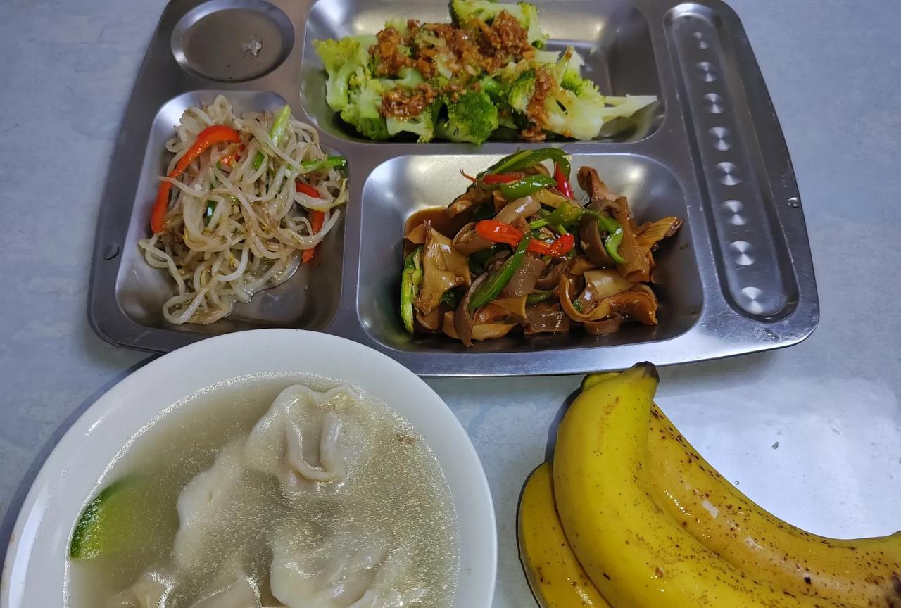 我们船上的人都知道，这次回国上了不少的伙食，船长也说，这个航次计划来的太晚了，要