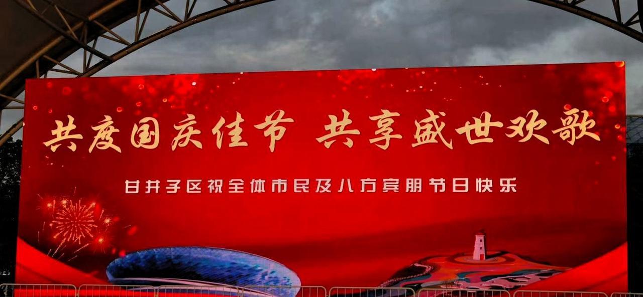 北风+雨+加冷空气+降温！
天气说凉就凉了，
昨晚夏凉被已经盖不住了，
半夜起来