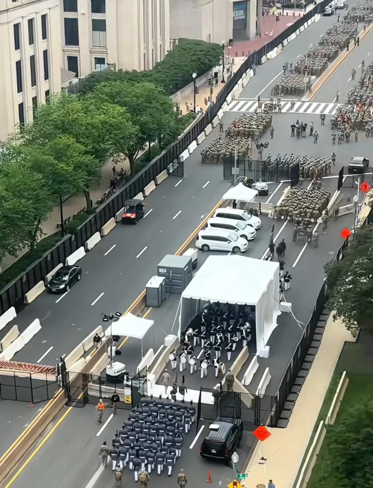 照片上是美军准备参加建国250周年庆典大阅兵的徒步方队，从队伍的排列整齐度来看，