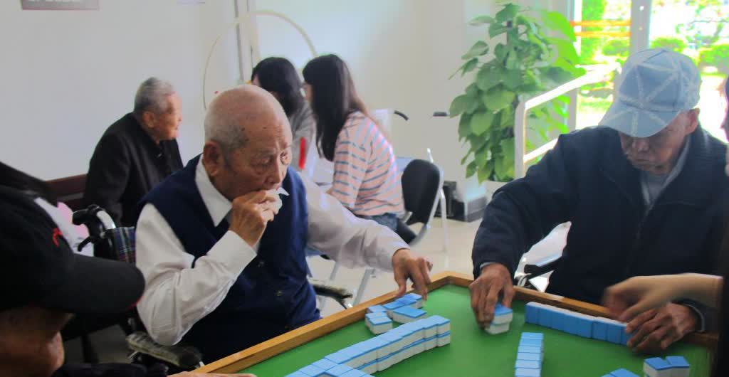 男人多大年纪才不好色？很多人回答是：“挂墙上那天”。哈哈……看来是真的。

