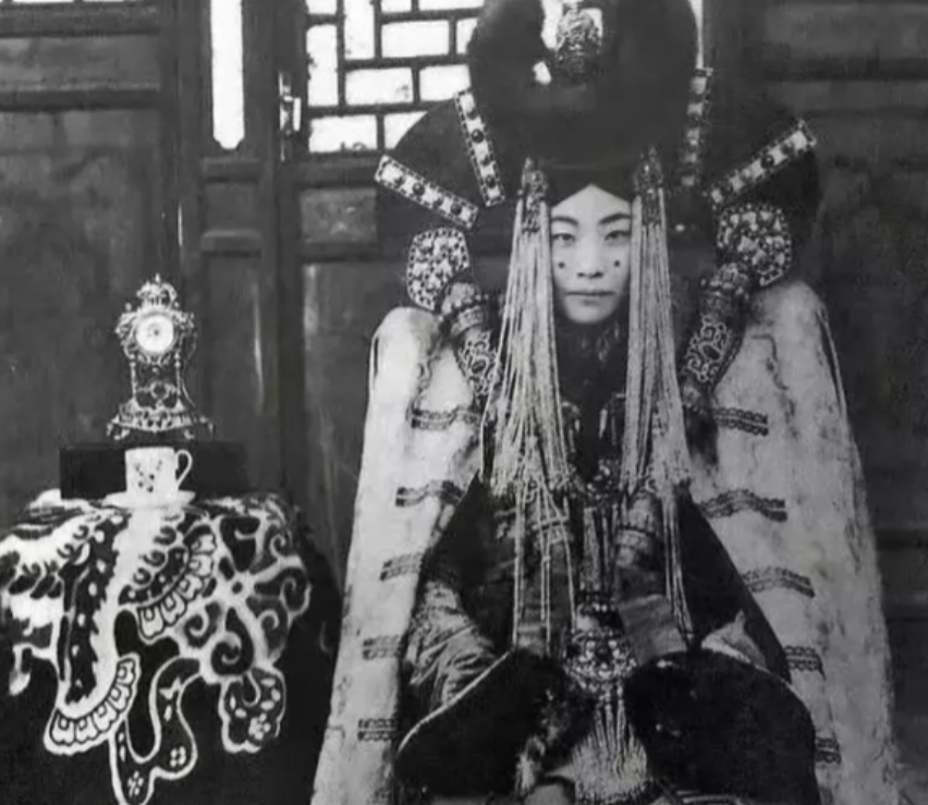 1938年，蒙古平民皇后吉尼皮尔淡定从容地拍完了她生命中的最后一张照片，随后不久
