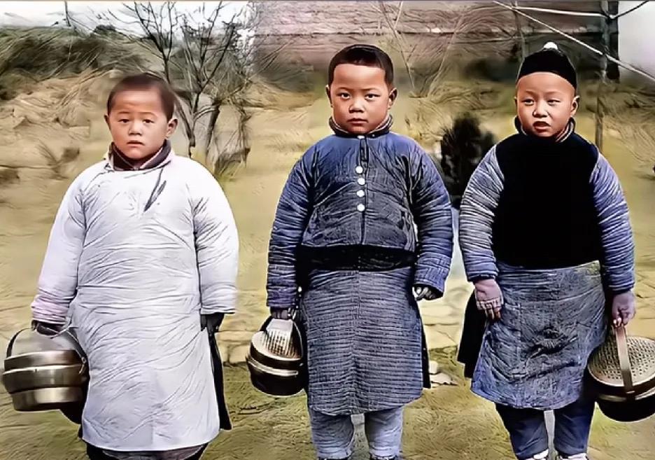 1917年，北京郊区的冬天，三个小男孩这身穿着，一看就不是一般人家的，你知道他们