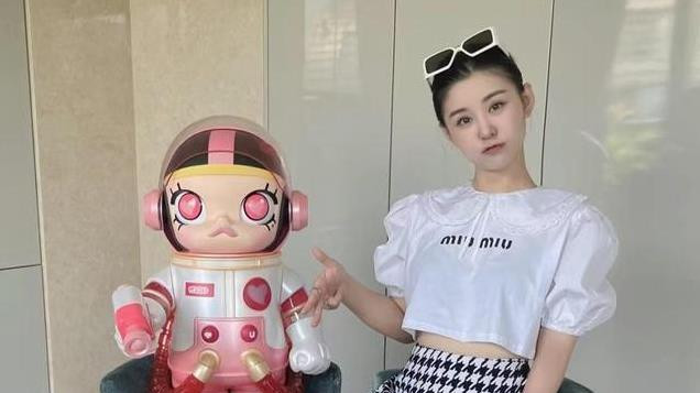 李小萌二胎后亮相，身材气质逆生长，网友称赞如仙女下凡