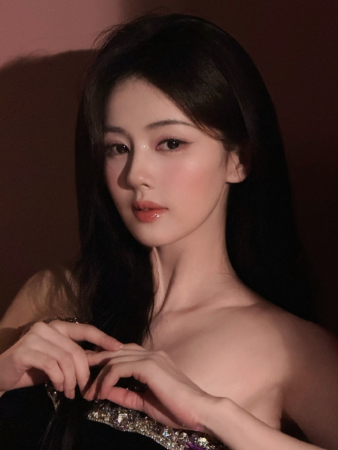 这张真的绝了， 亚飞又会化妆又会摄影的。
白鹿真的太美啦啊啊啊啊啊啊  美的精致