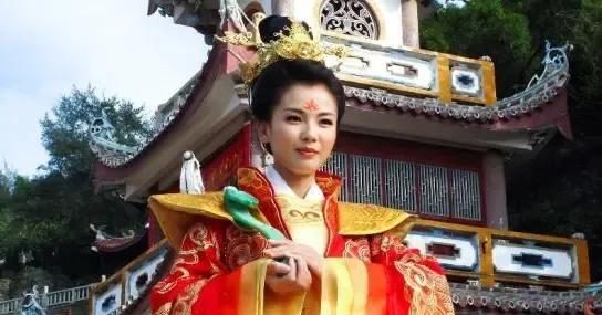 她本是北宋福建渔家女林默，28岁早逝，却因救难济世被尊为“妈祖”。千年来，从渔民