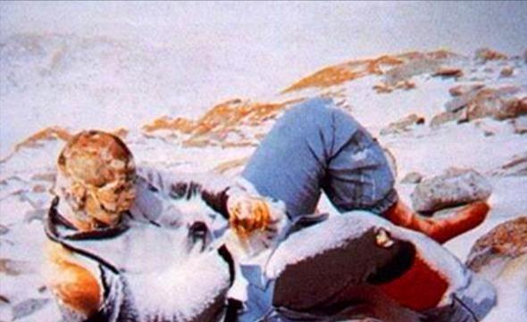 1998年，一对夫妻攀登珠峰，妻子却被遗弃在山顶，她绝望喊道：请不要抛弃我。谁知