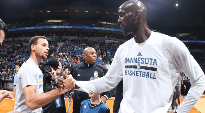 我觉得我们正处在库里的时代。你知道的，他就是这个时代的GOAT。
当你谈到远投、