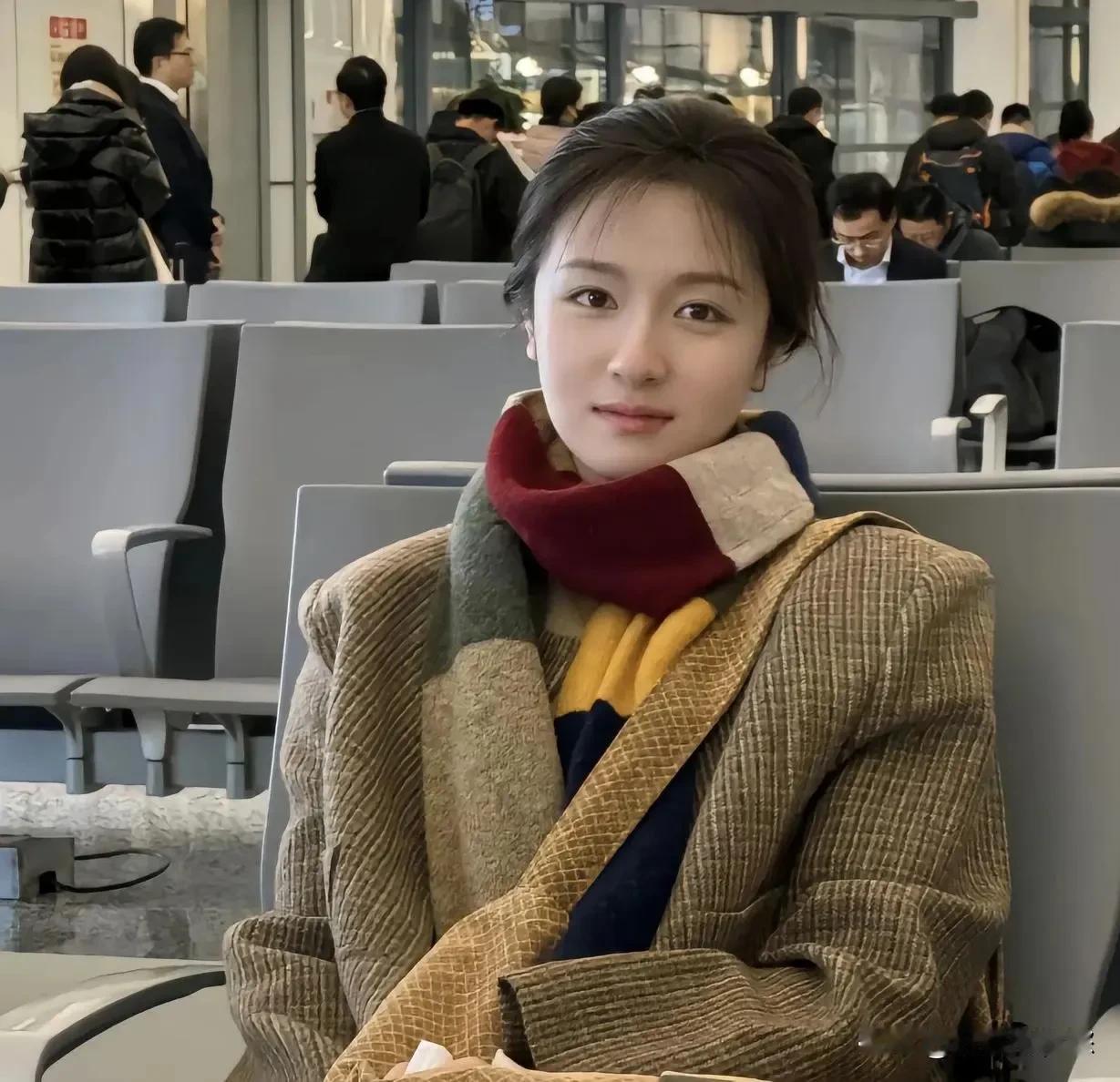 这个是谁家的姑娘，长得眉清目秀、楚楚动人。 就算是娱乐圈的四大美女也不过如此吧！