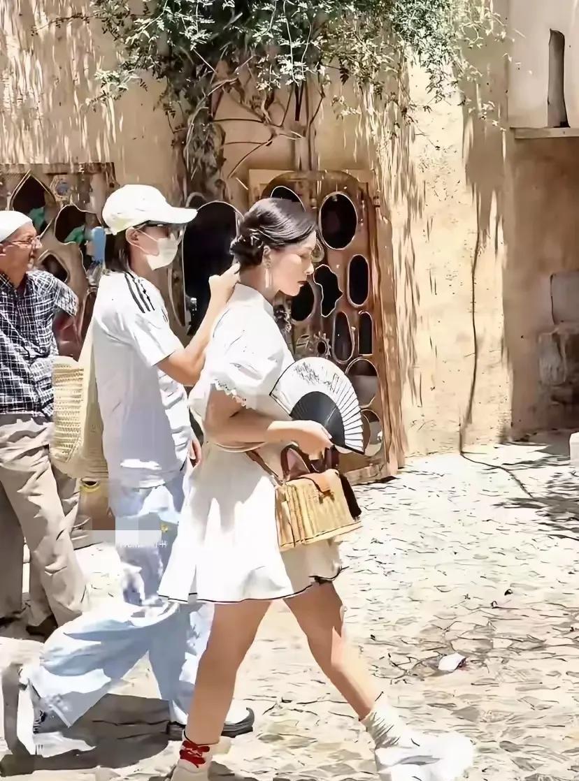 其实，还不是因为：沈月虽然个子矮，但是……她不瘦呀…
她不但不瘦，骨架还有那么点