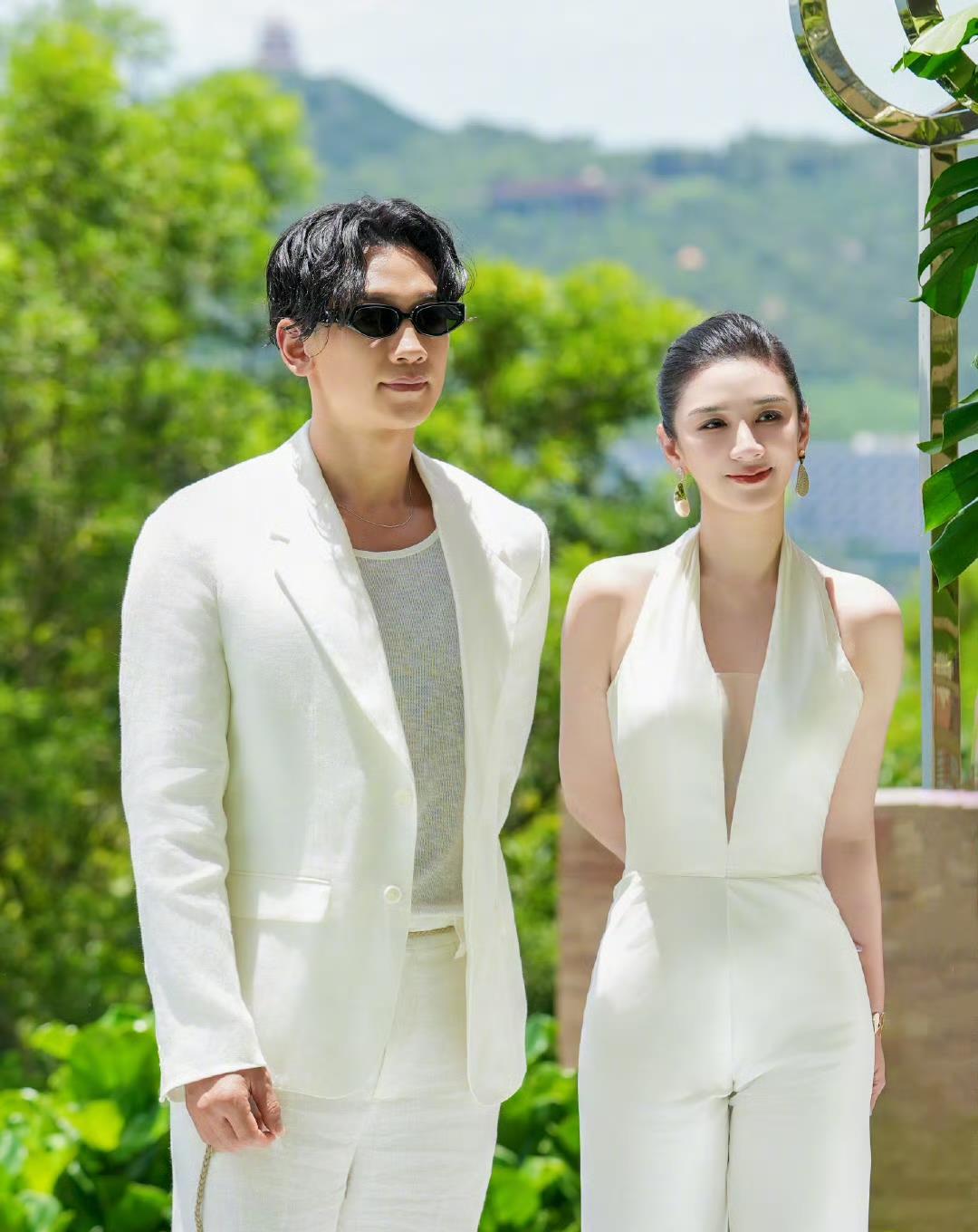 黄奕和Rain同框直接美上热搜！

这身ES PARA高定礼服，

衬得