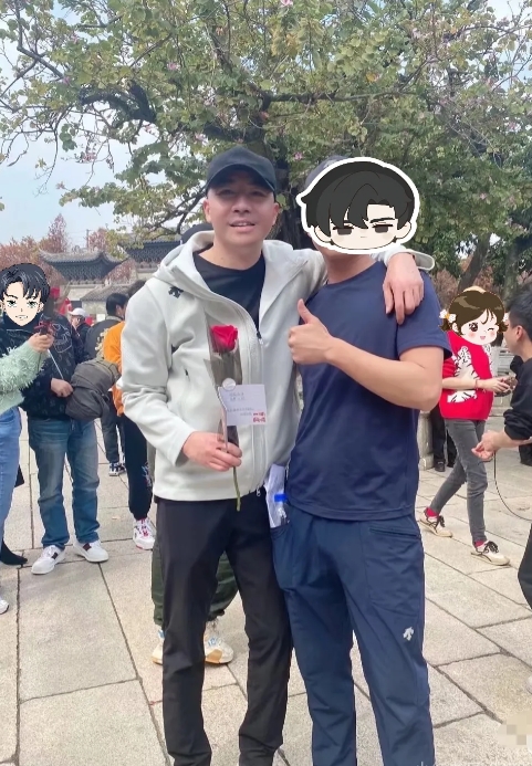 我亲弟上次见过俞灏明本人
说他和电视上看到的差别还是挺大的
那天在长沙玩，我弟看