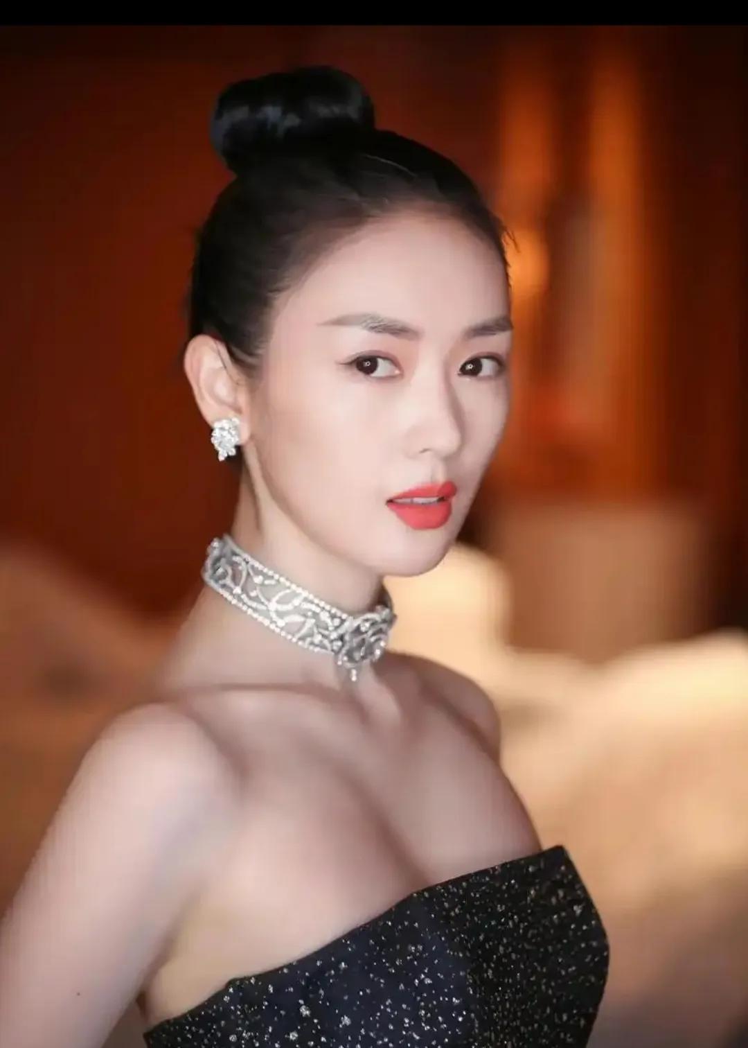 刘亦菲出席第30届白玉兰奖提名晚宴我不意外，宋佳出席这个晚宴我也不意外。让我意外