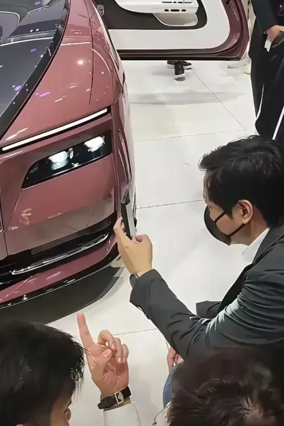 在车展会上，小米雷总在劳斯莱斯面前，拿着小米手机在拍照，一般人逛车展就是为了看车