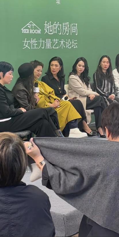 伊能静参加上海021艺术展，无修图下嘴角下垂，一看就是50多岁的老太太，根本不显