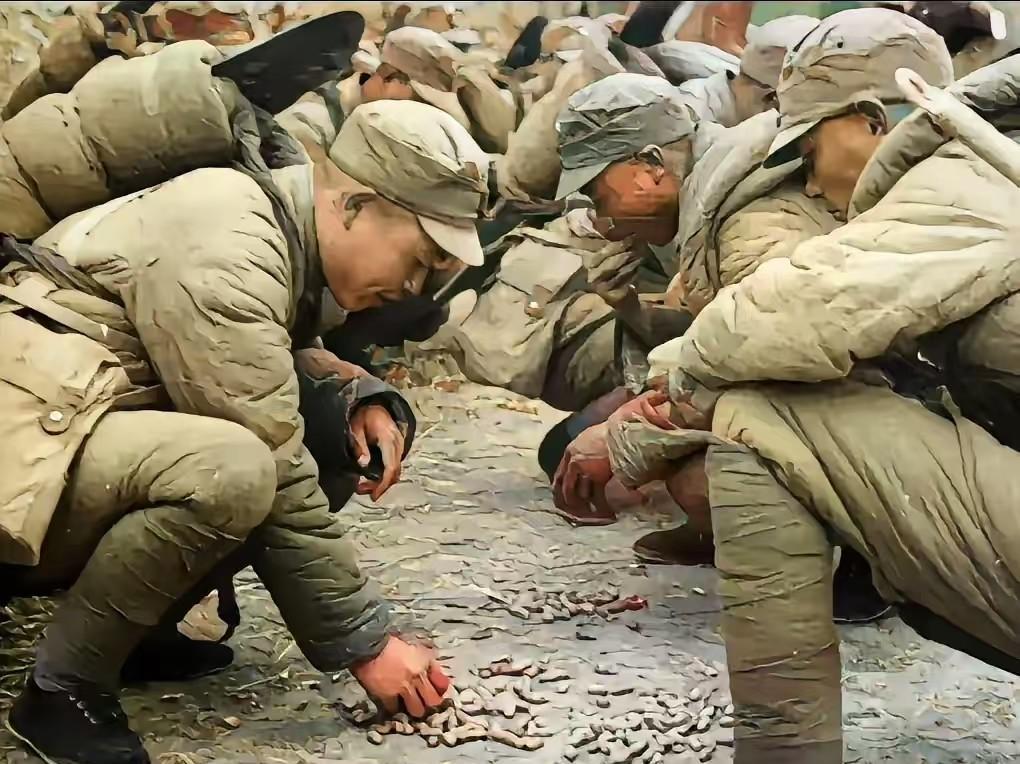 1938年，台儿庄战役，敢死队员们临行前的最后留影。镜头下的他们身穿破旧的棉军服