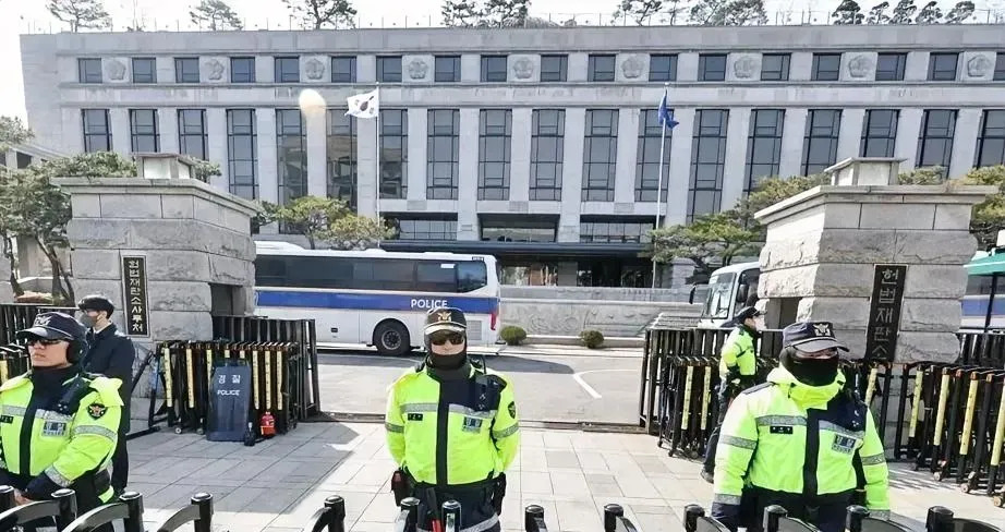 尹锡悦弹劾案即将宣判











韩国要变天？尹锡悦的总统宝座悬了！宪
