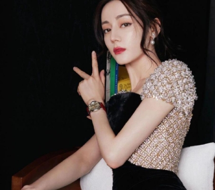 热巴简直是人间绝色，性感妩媚多姿，增添了一丝娇美