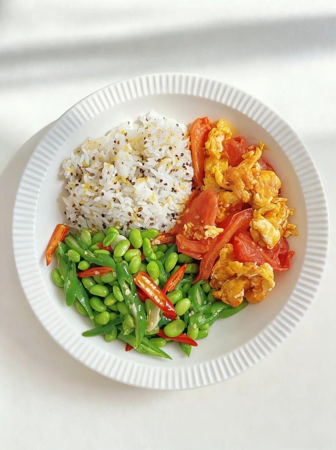一周菜品展示
一：西红柿炒鸡蛋+辣椒炒毛豆；
二：蒜苔炒肉+香辣虾；三：肉饼蒸蛋