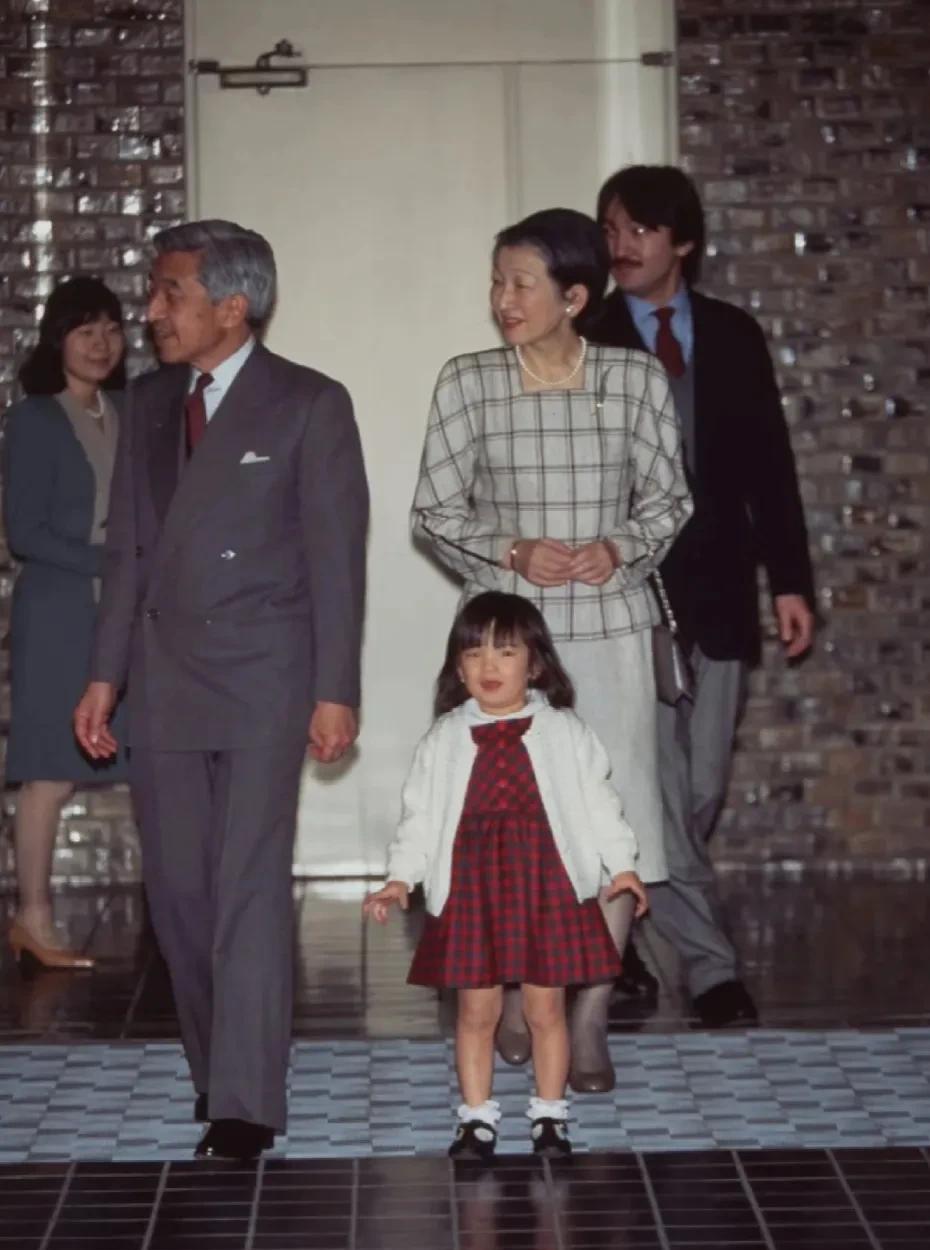 真子公主自己也是美智子皇后的第一位孙辈
真子出生时，美智子皇后送了婴儿床和手织的