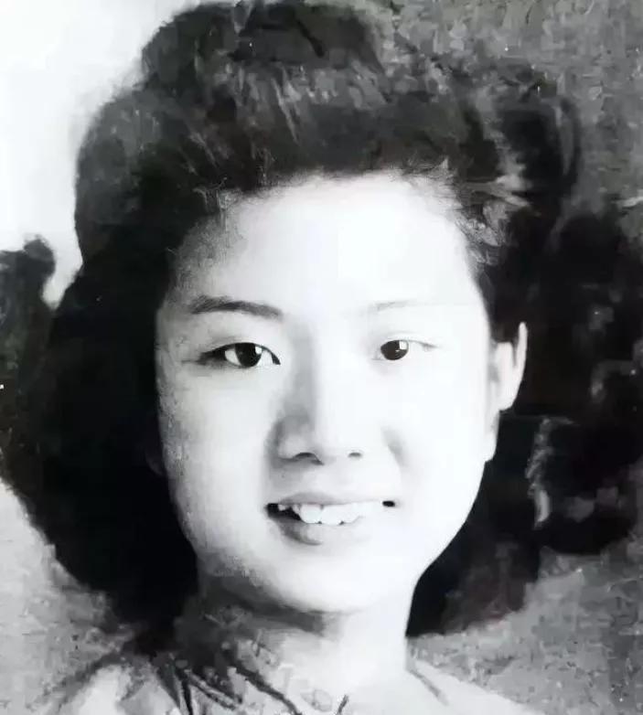 绳鞭抽、烙铁烫、钢针穿进指甲缝，敌人轮番上刑。她身上伤痕密布，脸上血迹未干，开口