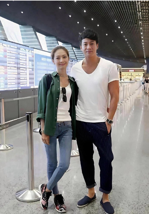 何润东和他的老婆在机场的合影，不得不说真是郎才女貌啊！ ​​​