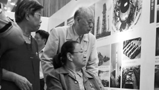 这是84岁的李讷近照，注意看她的坐姿，终于知道她为何没去纪念堂