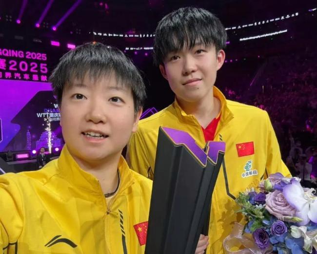 王楚钦孙颖莎夺冠后同台合照