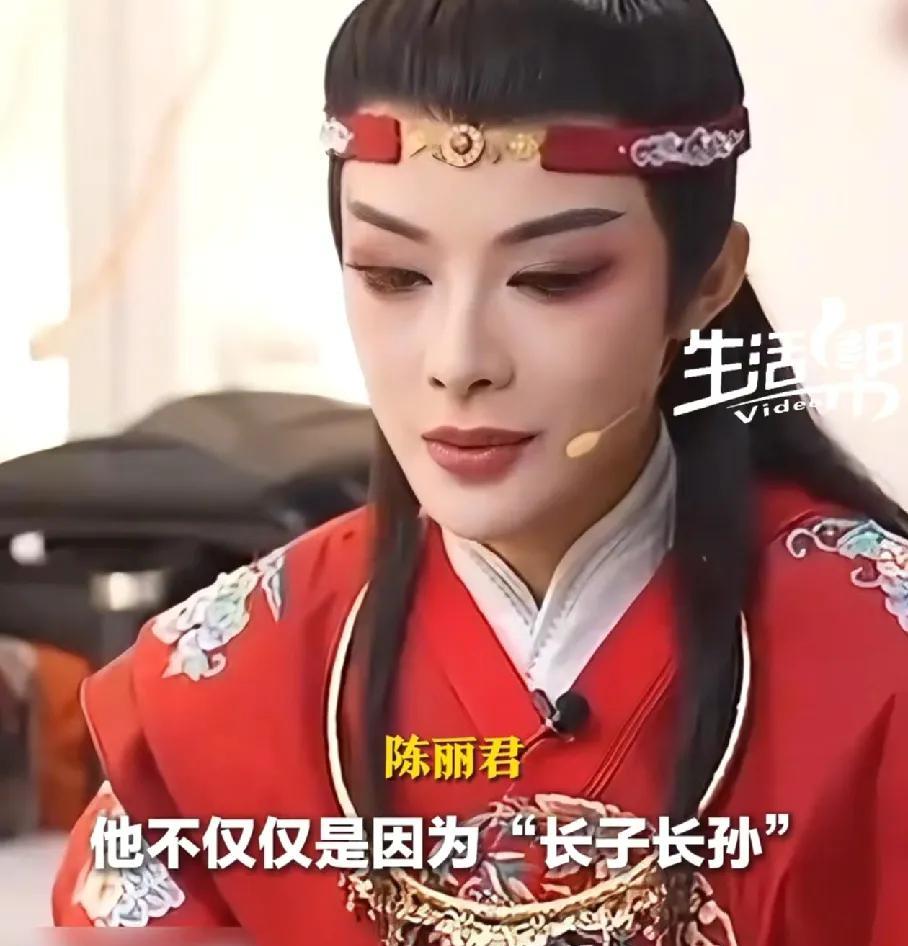 陈丽君这次犯了一个特别低级的错误，把贾宝玉的身世说错了。
贾宝玉的父亲是贾母的第