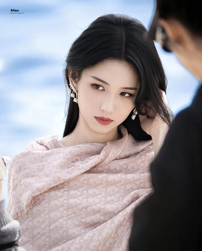她明显不是普通人。她太美了，美得根本不像凡人。她的身体比例就像是数千万个才华横溢