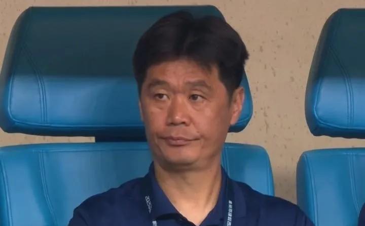 李霄鹏会不会下课？海牛保级真的难了，又输球了！15轮仅仅8分？如果按照这个分数3