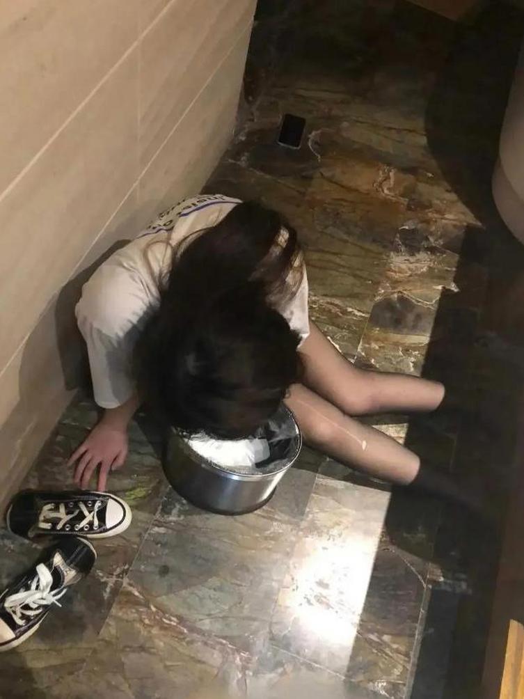 假如你女朋友和别人去酒吧喝成这样，你会怎么做？

