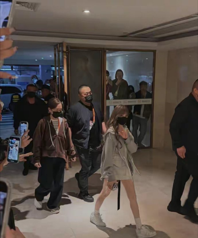 王心凌跨年下班路透照 瘦瘦小小的好可爱 好像洋娃娃 本人白到发光 ​​​