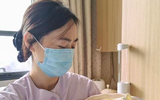 月薪1.5万的月嫂轻信雇主的内幕消息，梦想成为百万富翁，结果被骗走八十四万，只收到一张欠条