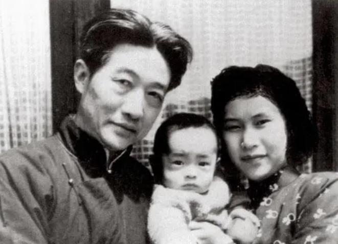 1944年夏末，徐静斐去探望生病的父亲徐悲鸿。她发现继母廖静文吃的是父亲剩下的饭