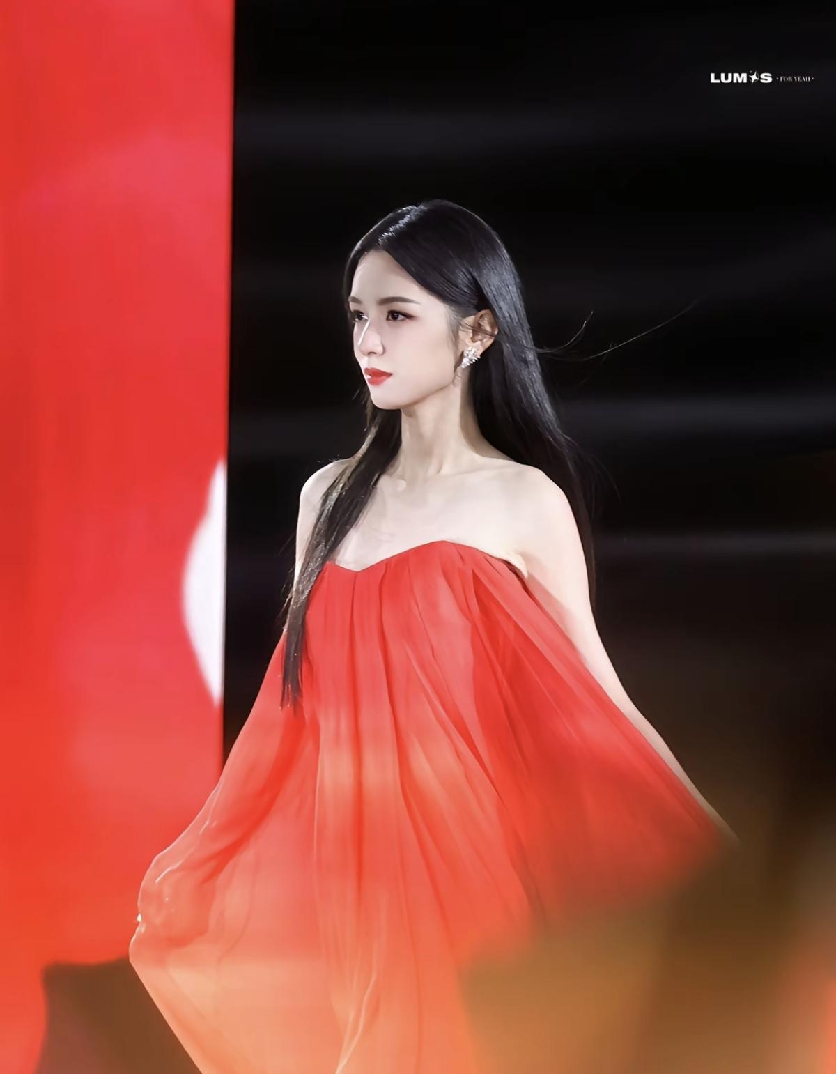 自信从容，气场全开，东方红玫瑰[比心]周也女神闪耀巴黎，东方玫瑰为国争光，win