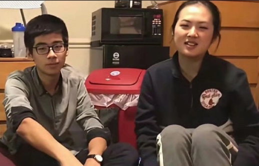照片中的这个女生是姚安娜，这是她在哈佛上大学一年级和同学的合照，毕业后她选择了回