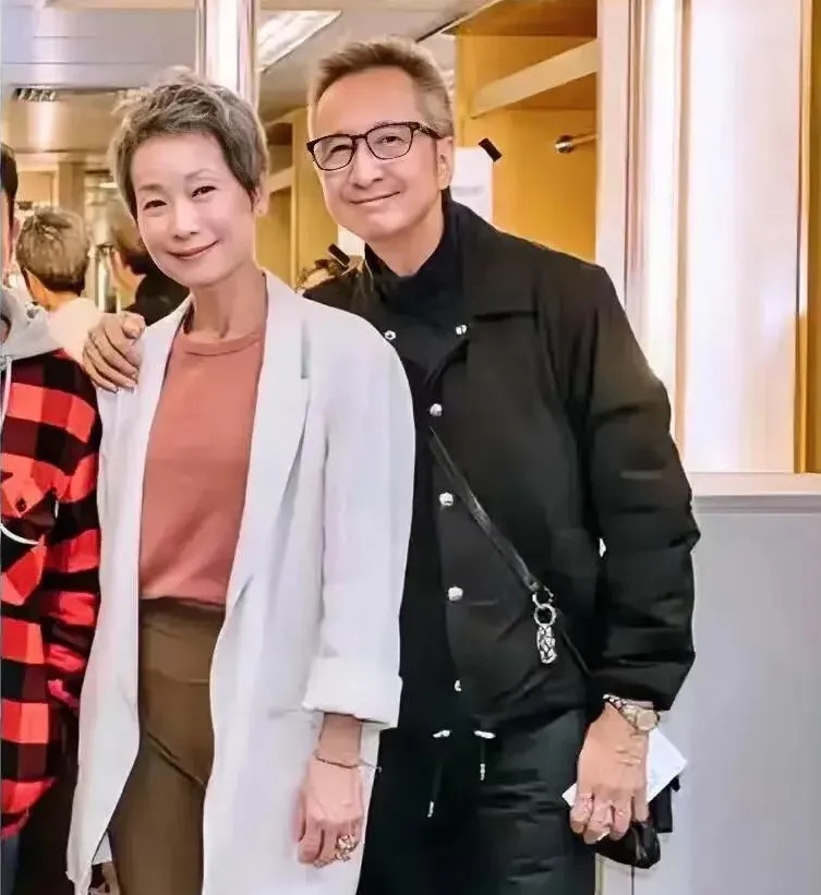 叶童婚姻隐忍的真相











我的天哪！没想到女神叶童的婚姻生活居然