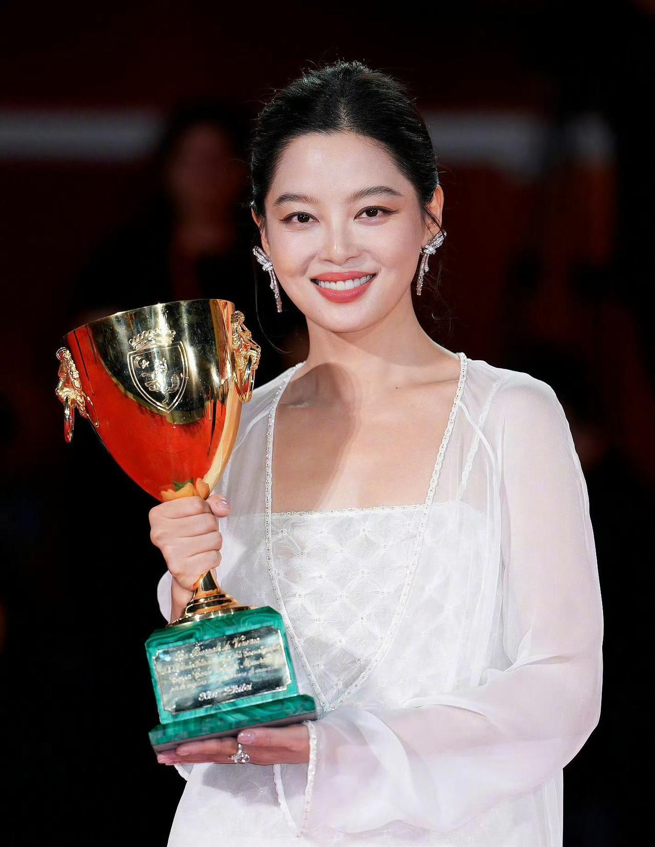辛芷蕾轻舟已过万重山
辛芷蕾拿下威尼斯电影节最佳女主角后，各大杂志封面等着上，比