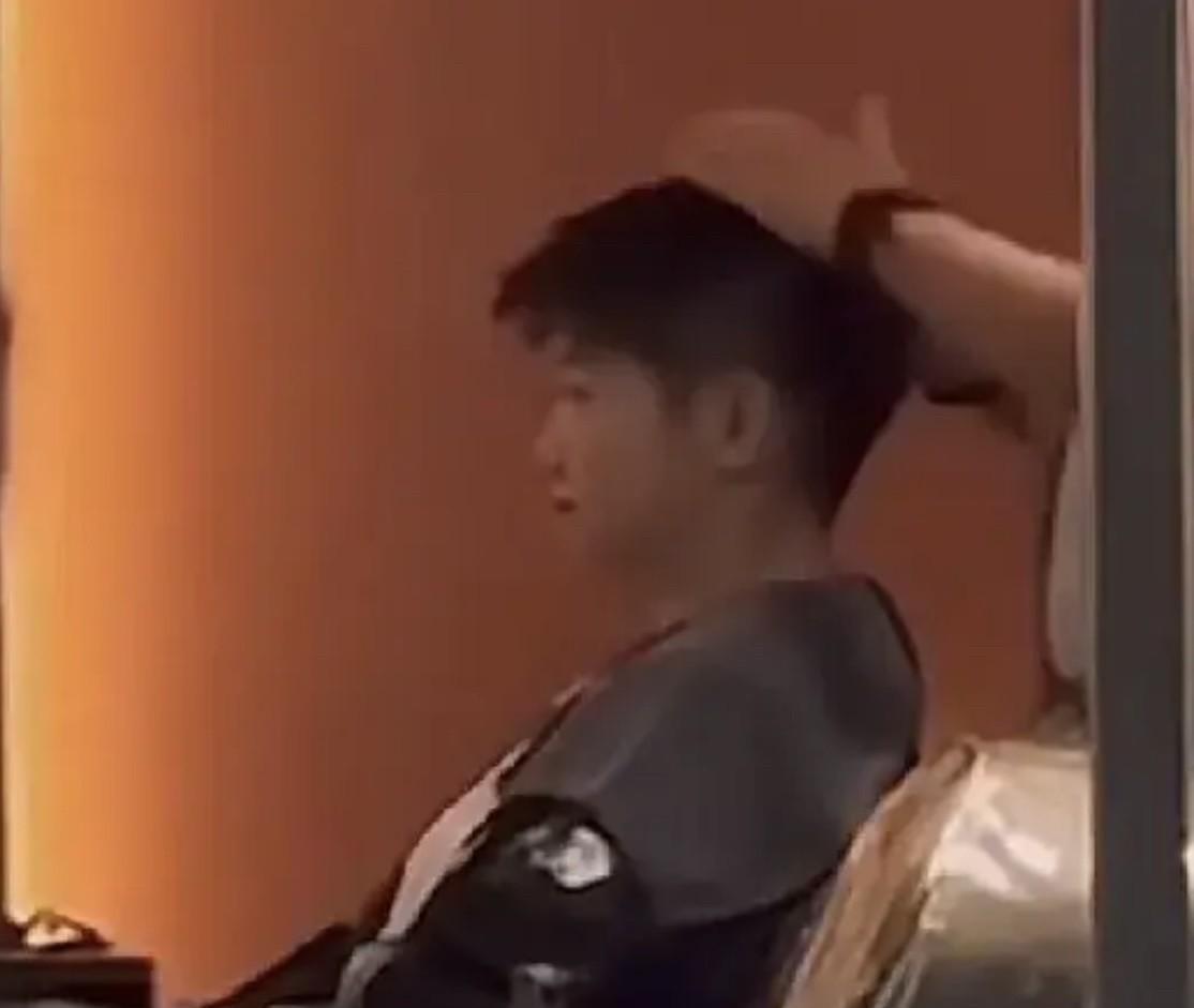 孙颖莎经常光顾的理发店被网友曝光，这家店也因此火了起来。
理发店老板郭先生表示，