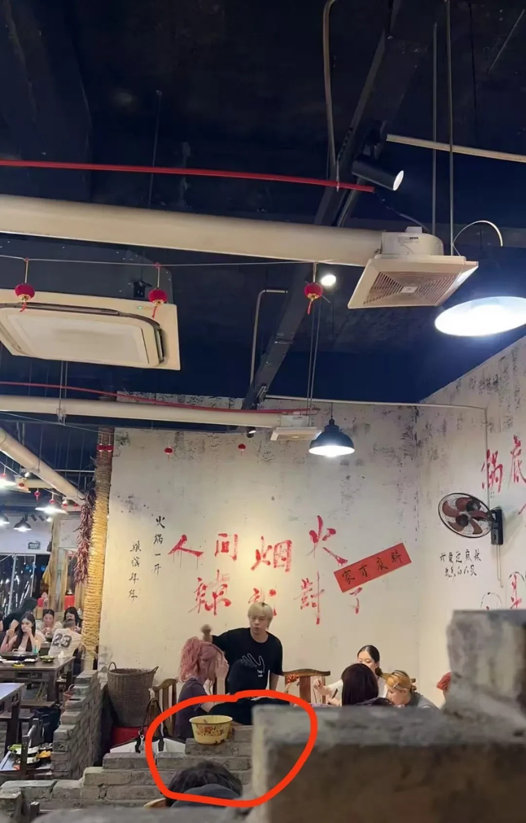 遂宁演唱会结束后
薛凯琪去吃了一家火锅
她也在演唱会上说在遂宁吃到了今年最好吃的