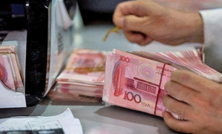 2022年，云南一男子到银行汇款25000元，却因柜员操作失误，将金额输入为25