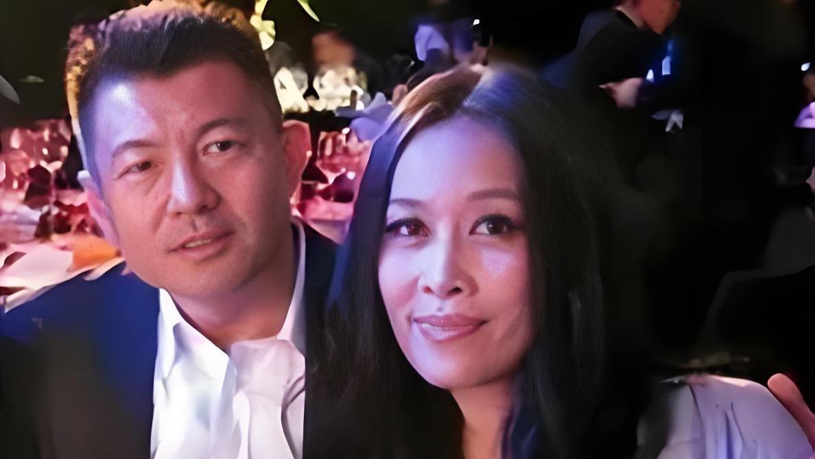 那英老公否认出轨，女方是邻居搀扶受伤的他，那英陪女儿留学不回应