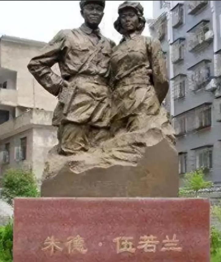 1941年，日军兽性大发，正要对20几个年轻姑娘发泄兽欲，挣扎之际，一位汉奸闯进