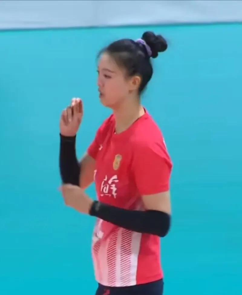 女排锦标赛，
目前江苏女排大比分2：1领先福建女排，
江苏女排在张常宁的带领下，