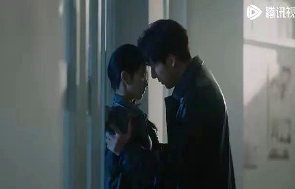 看完肖战和张婧仪的吻戏，再看刘浩存与王安宇，就知道校园爱情为什么会被吐槽。

