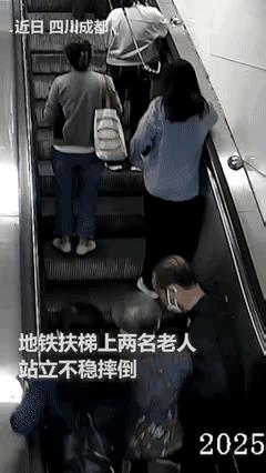 “为什么要军人优先，这就是答案！”四川成都，两名老人在扶梯上失去重心摔倒，武警战
