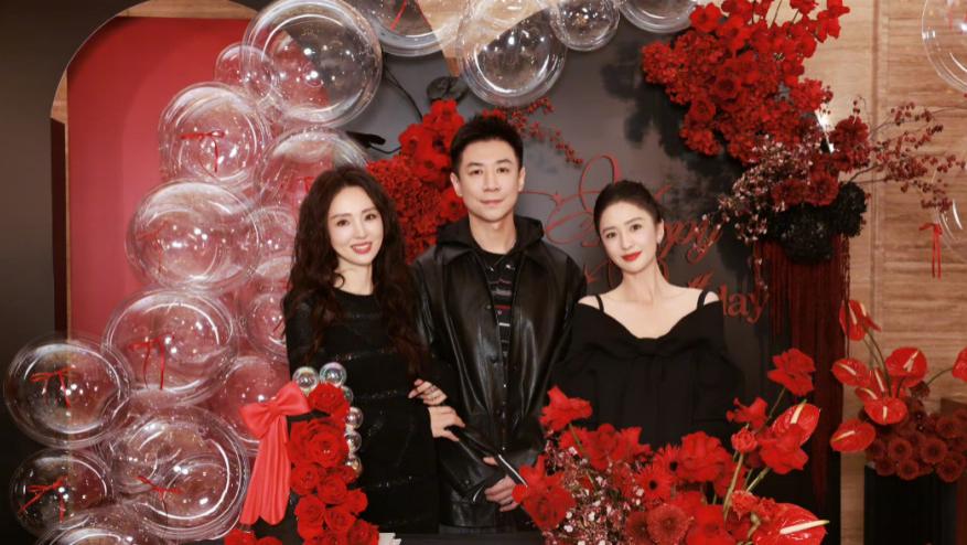 董璇手捧玫瑰花蛋糕过46岁生日，小酒窝好漂亮，岁月不败美人！