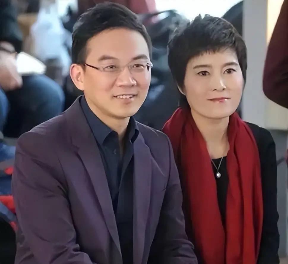 “家人们，这罐秦岭土蜂蜜是我亲自试吃三个月的，绝对天然无添加！”镜头前的郎永淳熟